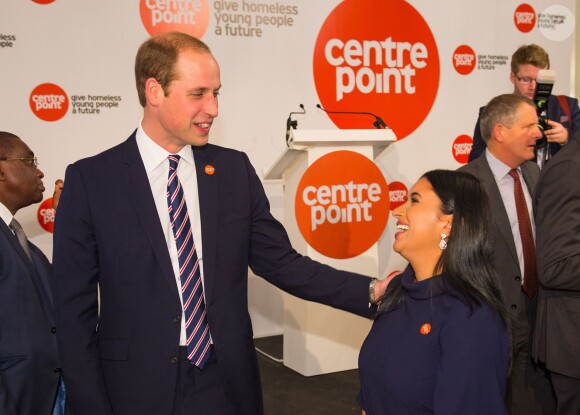 Le prince William, duc de Cambridge - Sophia Kichou (gagnante du prix pour le médias) - Le prince William, duc de Cambridge assiste à la remise des prix de Centrepoint à Londres, le 19 novembre 2015.  The Duke of Cambridge talks to winner of the Centrepoint Award for Media Sophia Kichou at the launch of the Centrepoint Awards at the HSBC private bank in London, on November 19, 2015.19/11/2015 - Londres