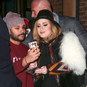 La chanteuse Adele fait un selfie avec un fan à New York le 20 novembre 2015.