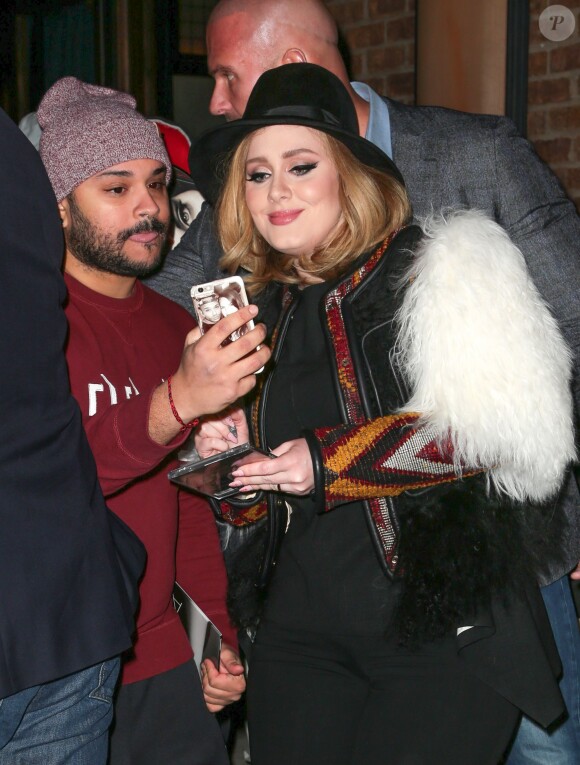 La chanteuse Adele fait un selfie avec un fan à New York le 20 novembre 2015.