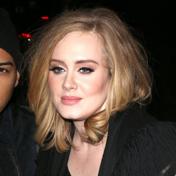 La chanteuse Adele quitte son hôtel pour aller dîner au restaurant dans le quartier de West Village à New York. Le 19 novembre 2015