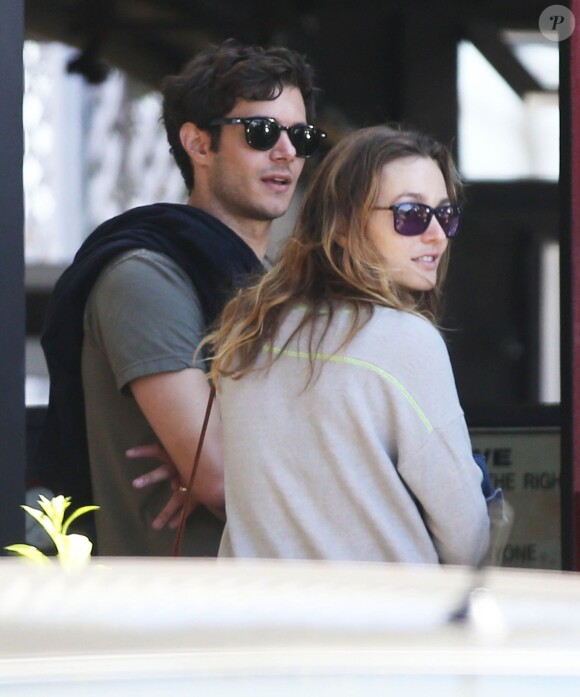Exclusif - Leighton Meester et Adam Brody sont allés déjeuner en famille à Malibu, le 29 octobre 2014  For germany call for price Exclusive - Happy couple Leighton Meester and Adam Brody take their family out to lunch at Reel Inn on October 29, 2014 in Malibu29/10/2014 - Malibu
