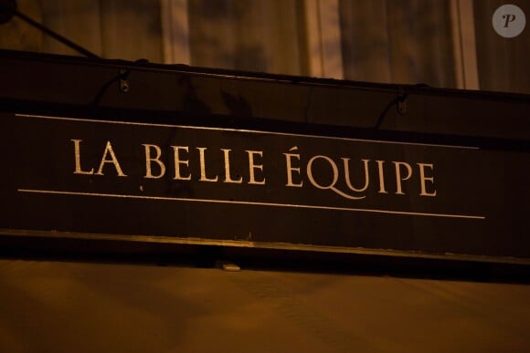 Hommages aux victimes de l'attentat terroriste du café "La Belle Equipe" au 92 rue de Charonne dans le 11e arrondissement à Paris le 15 novembre 2015. © Vincent Emery / Bestimage