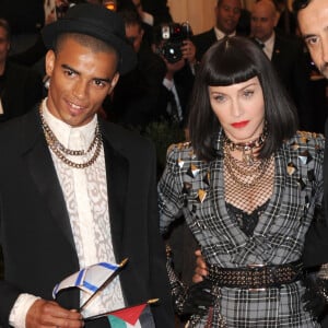 Madonna et Brahim Zaibat arrivent à la soirée du MET Ball à New York en mai 2013. Le couple avait choisi cet événement mode pour officialiser leur histoire d'amour.