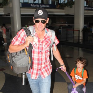 Lance Armstrong  avec son fils Maxwell Edward à l'aéroport LAX de Los Angeles, le 4 mai 2014