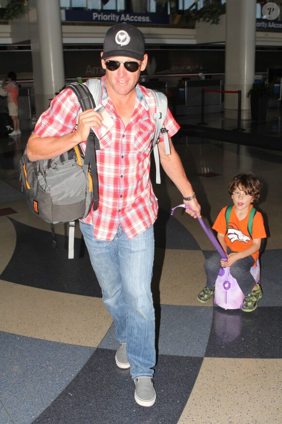 Lance Armstrong  avec son fils Maxwell Edward à l'aéroport LAX de Los Angeles, le 4 mai 2014