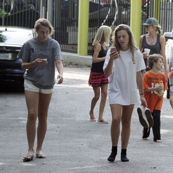 Exclusif - Lance Armstrong avec sa compagne Anna Hansen et ses cinq enfants Luke, Lance, Grace, Max, Olivia, et Isabelle à Lake Austin le 17 mai 2015