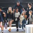 Exclusif - Angelina Jolie et ses enfants Shiloh, Knox, Vivienne, Pax et Zahara Jolie-Pitt arrivent à l'aéroport de Los Angeles pour prendre un vol, le 6 novembre 2015. Une jolie tribu !