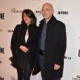 Bernard Werber et sa compagne Isabelle - Avant-première du film "Un + Une" de Claude Lelouch à l'UGC Normandie à Paris le 23 novembre 2015.