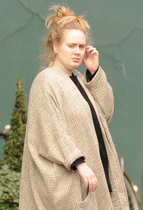 Exclusif - La chanteuse Adele quitte une librairie à Londres le 19 février 2014.