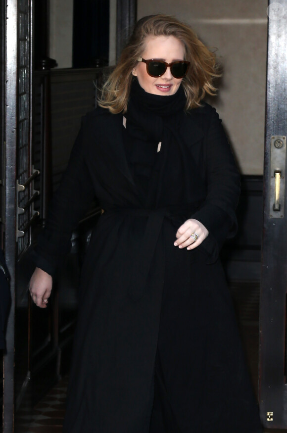 La chanteuse Adele signe des autographes dans la rue à New York le 17 novembre 2015