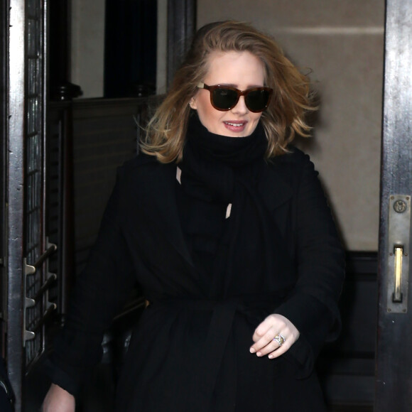 La chanteuse Adele signe des autographes dans la rue à New York le 17 novembre 2015