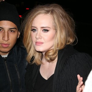 La chanteuse Adele quitte son hôtel pour aller dîner au restaurant dans le quartier de West Village à New York le 19 novembre 2015