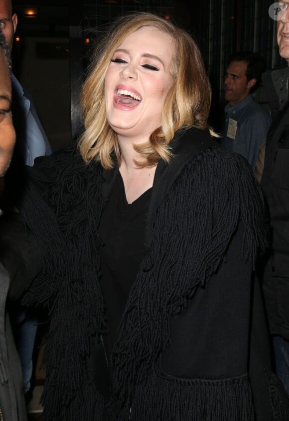 La chanteuse Adele quitte son hôtel pour aller dîner au restaurant dans le quartier de West Village à New York le 19 novembre 2015