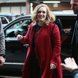 La chanteuse Adele souriante à New York le 20 novembre 2015.