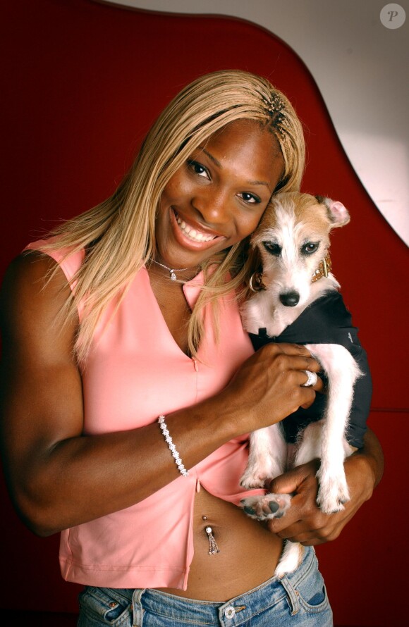 Serena Williams avec son chien Jackie lors du lancement d'une ligne signée Puma le 23 août 2002 à New York
