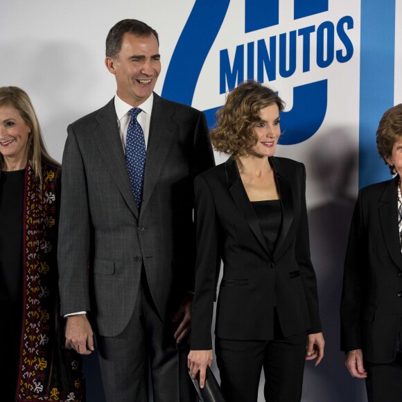 La reine Letizia et le roi Felipe d'Espagne ont pris part le 24 novembre 2015 à l'événement marquant les 15 ans de 20 Minutos à la Casa de Correos à Madrid.