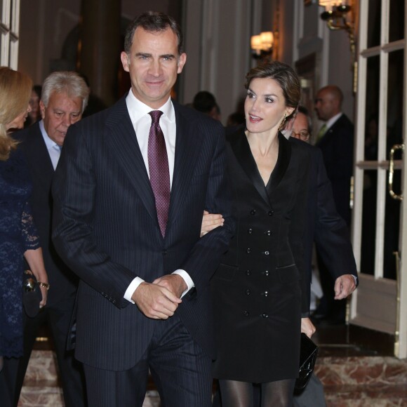 Le roi Felipe VI et la reine Letizia d'Espagne ont assisté au dîner de remise du prix de journalisme Francisco Cerecedo au Ritz à Madrid le 25 novembre 2015