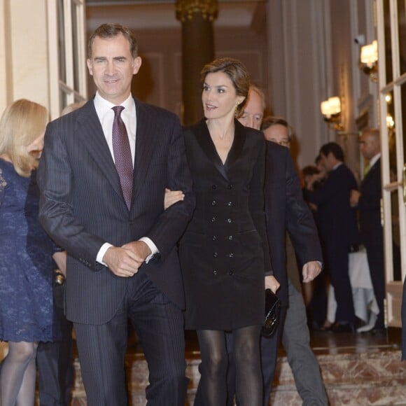 Le roi Felipe VI et la reine Letizia d'Espagne ont assisté au dîner de remise du prix de journalisme Francisco Cerecedo au Ritz à Madrid le 25 novembre 2015