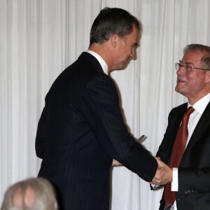 Le roi Felipe VI et la reine Letizia d'Espagne ont assisté au dîner de remise du prix de journalisme Francisco Cerecedo au Ritz à Madrid le 25 novembre 2015