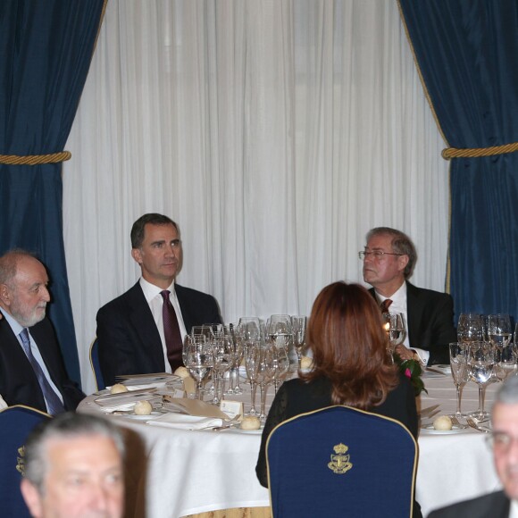 Le roi Felipe VI et la reine Letizia d'Espagne ont assisté au dîner de remise du prix de journalisme Francisco Cerecedo au Ritz à Madrid le 25 novembre 2015