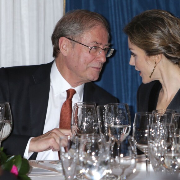 Le roi Felipe VI et la reine Letizia d'Espagne ont assisté au dîner de remise du prix de journalisme Francisco Cerecedo au Ritz à Madrid le 25 novembre 2015
