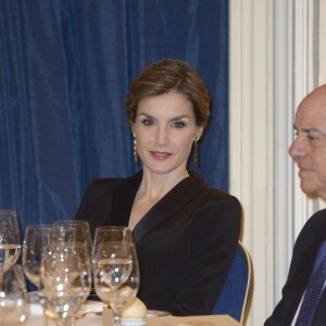 Le roi Felipe VI et la reine Letizia d'Espagne ont assisté au dîner de remise du prix de journalisme Francisco Cerecedo au Ritz à Madrid le 25 novembre 2015