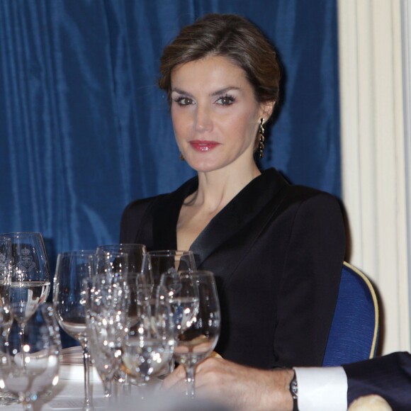 Le roi Felipe VI et la reine Letizia d'Espagne ont assisté au dîner de remise du prix de journalisme Francisco Cerecedo au Ritz à Madrid le 25 novembre 2015