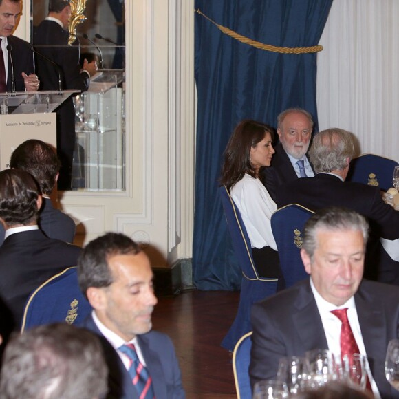 Le roi Felipe VI et la reine Letizia d'Espagne ont assisté au dîner de remise du prix de journalisme Francisco Cerecedo au Ritz à Madrid le 25 novembre 2015
