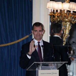 Le roi Felipe VI et la reine Letizia d'Espagne ont assisté au dîner de remise du prix de journalisme Francisco Cerecedo au Ritz à Madrid le 25 novembre 2015