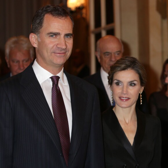 Le roi Felipe VI et la reine Letizia d'Espagne ont assisté au dîner de remise du prix de journalisme Francisco Cerecedo au Ritz à Madrid le 25 novembre 2015