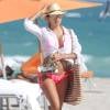 Eva Longoria profite d'un après-midi ensoleillé sur une plage de Miami. Le 23 novembre 2015.