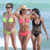 Eva Longoria et ses amies profitent d'un après-midi ensoleillé sur une plage de Miami. Le 23 novembre 2015.