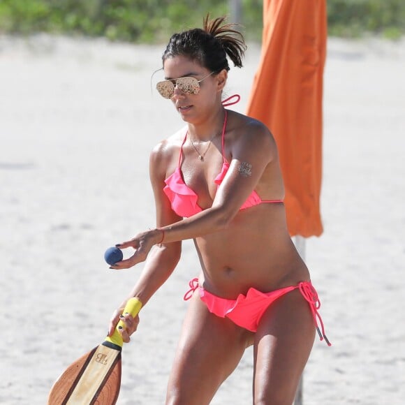 Eva Longoria profite d'un après-midi ensoleillé sur une plage de Miami. Le 23 novembre 2015.