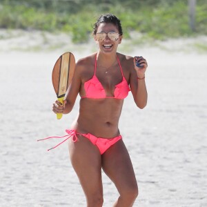 Eva Longoria profite d'un après-midi ensoleillé sur une plage de Miami. Le 23 novembre 2015.