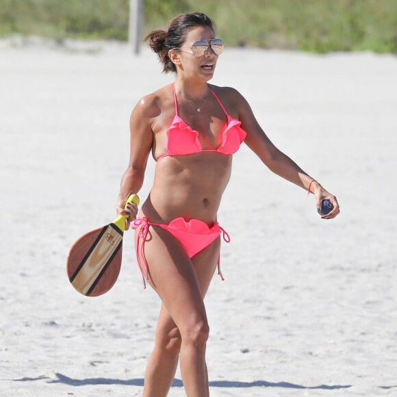 Eva Longoria profite d'un après-midi ensoleillé sur une plage de Miami. Le 23 novembre 2015.