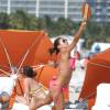 Eva Longoria, en bikini, joue au tennis de plage à Miami. Le 23 novembre 2015.