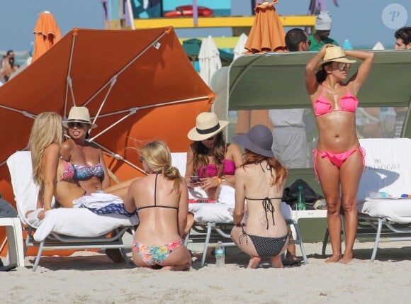 Eva Longoria et ses amies en plein bain de soleil sur une plage de Miami. Le 23 novembre 2015.