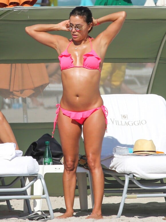 Eva Longoria, craquante en bikini rose, profite d'un après-midi ensoleillé sur une plage de Miami. Le 23 novembre 2015.