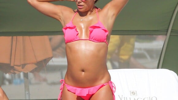 Eva Longoria : Quadra irrésistible en bikini rose, elle s'éclate à la plage