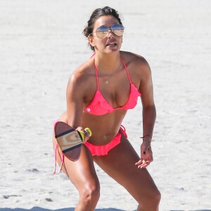 Eva Longoria profite d'un après-midi ensoleillé sur une plage de Miami. Le 23 novembre 2015.