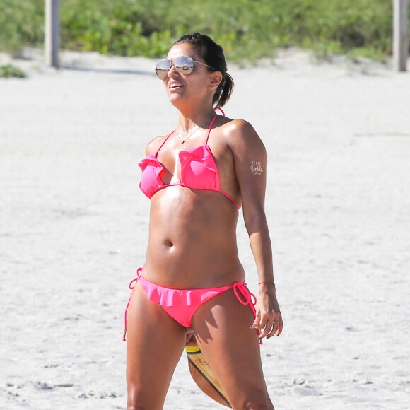 Eva Longoria profite d'un après-midi ensoleillé sur une plage de Miami. Le 23 novembre 2015.