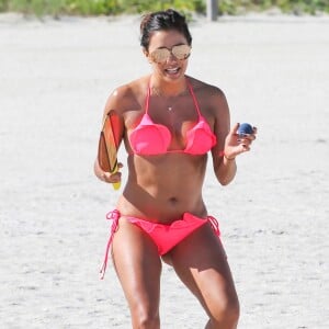 Eva Longoria profite d'un après-midi ensoleillé sur une plage de Miami. Le 23 novembre 2015.