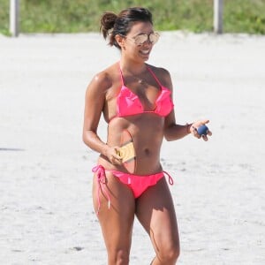 Eva Longoria profite d'un après-midi ensoleillé sur une plage de Miami. Le 23 novembre 2015.