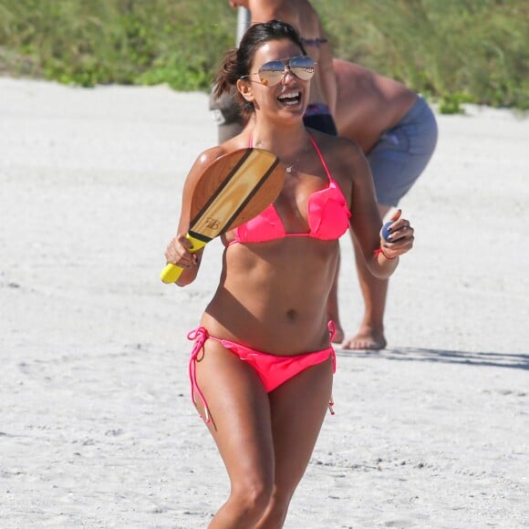 Eva Longoria profite d'un après-midi ensoleillé sur une plage de Miami. Le 23 novembre 2015.