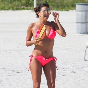 Eva Longoria profite d'un après-midi ensoleillé sur une plage de Miami. Le 23 novembre 2015.