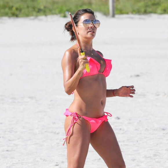 Eva Longoria profite d'un après-midi ensoleillé sur une plage de Miami. Le 23 novembre 2015.