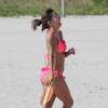 Eva Longoria profite d'un après-midi ensoleillé sur une plage de Miami. Le 23 novembre 2015.