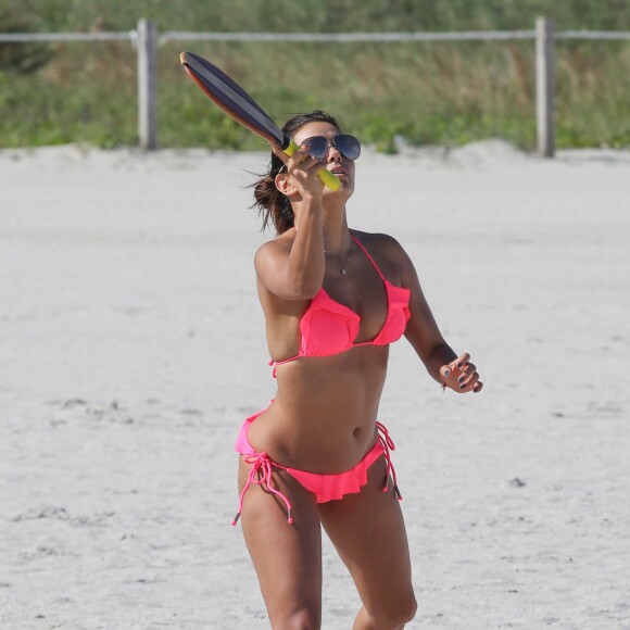 Eva Longoria profite d'un après-midi ensoleillé sur une plage de Miami. Le 23 novembre 2015.