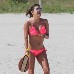 Eva Longoria profite d'un après-midi ensoleillé sur une plage de Miami. Le 23 novembre 2015.