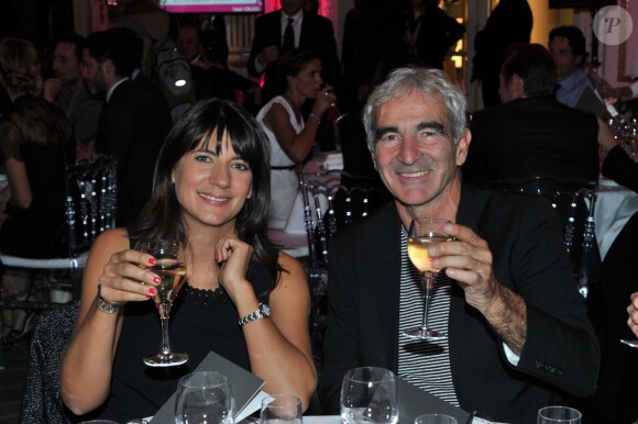 Exclusif - Prix spécial - Raymond Domenech et sa compagne Estelle Denis - Dîner de gala au profit de la Fondation ARC pour la recherche contre le cancer du sein à l'hôtel Peninsula à Paris le 1er octobre 2015.